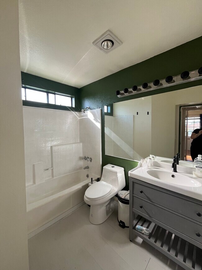 Building Photo - 15946 Vanowen St