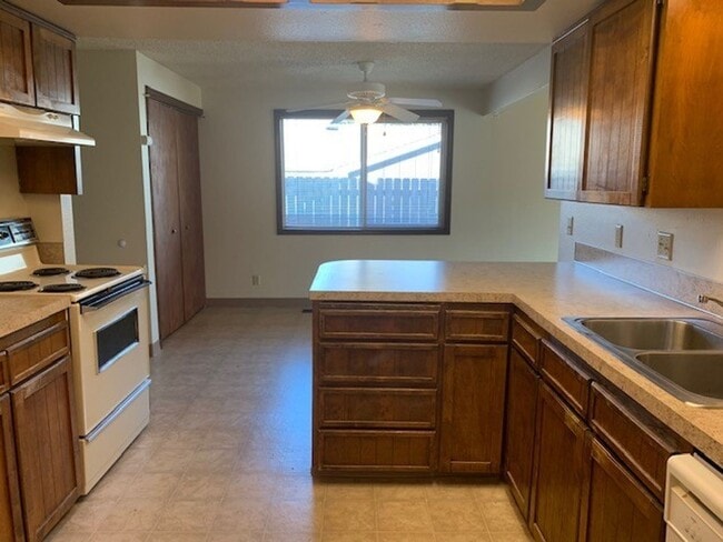 Building Photo - 3Bd/2Ba Single Story Home - Available to View!