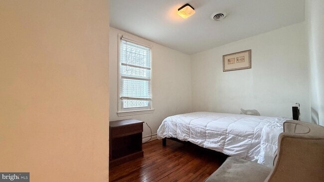 Building Photo - 830 19th St NE