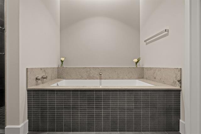 Building Photo - 2408 Victory Park Ln