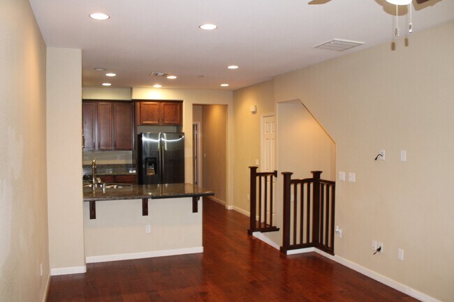 Building Photo - Beautiful 3 Bed, 3 Bath Condo in Perfect M...