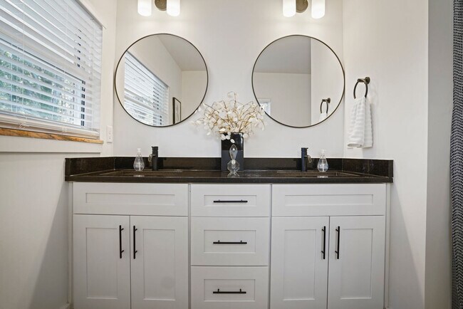 Building Photo - 2234 Edgemore Dr SE