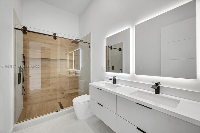 Building Photo - 2931 SW 12th Ave