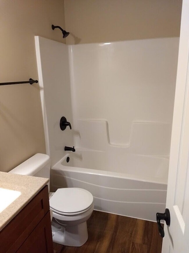 Building Photo - 3 bedroom, 2 1/2 bath Townhouse