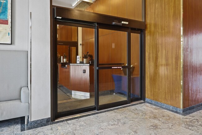 Building Photo - 65 E India Row