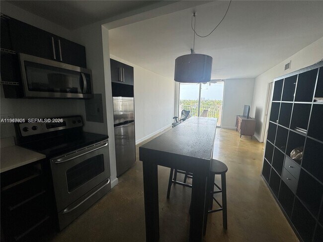 Building Photo - 2000 NE 135th St