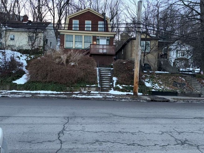 Building Photo - For Rent - 3 Bedroom 2 Bathroom