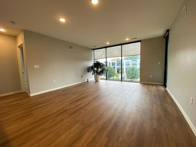 Building Photo - $2,400 | 2 Bedroom, 2 Bathroom Condo | Pet...