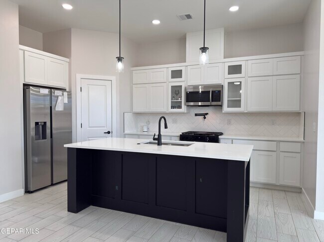 Building Photo - 15372 Imagine Dr