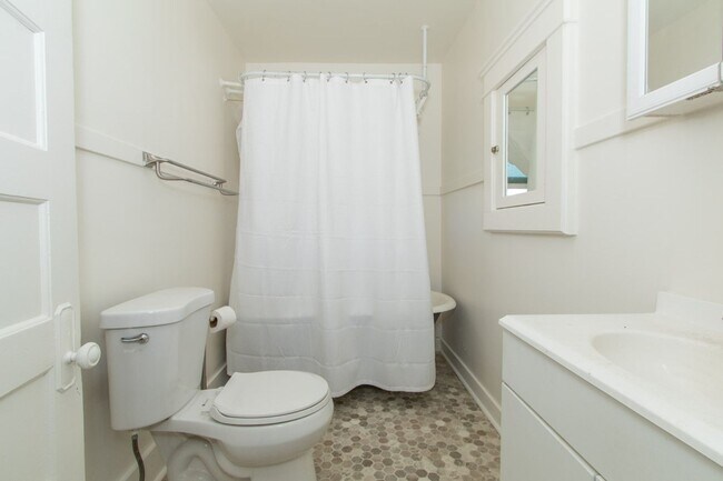 Building Photo - 2 Bedroom 1 Bath + Loft Apartment - One Bl...