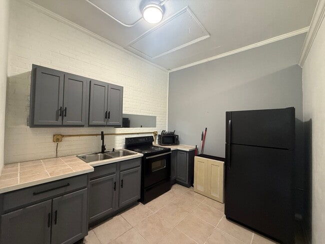 Building Photo - Rental Available: 427B General Mouton