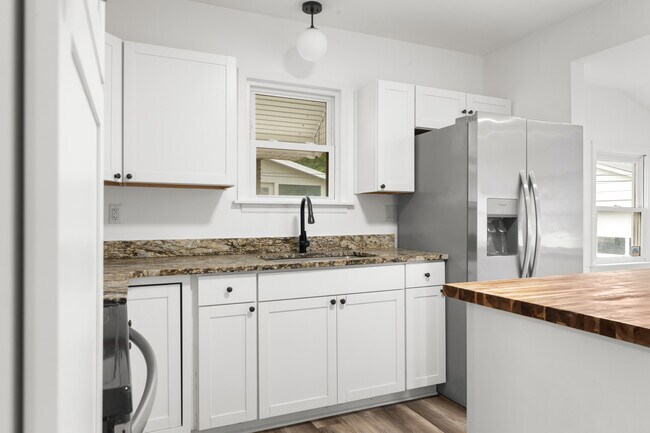 Building Photo - 2416 Sherry Rd