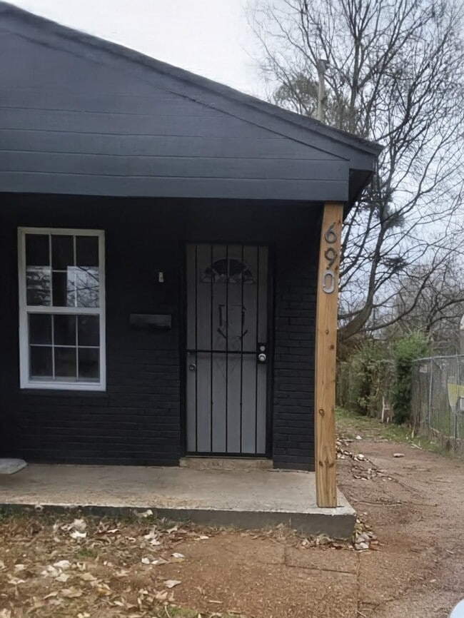 Building Photo - 690 Hudson St