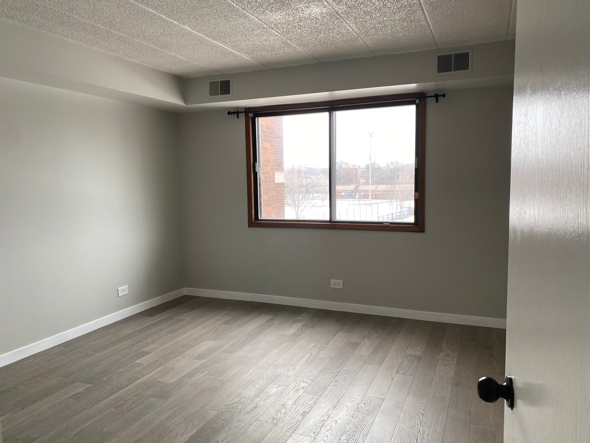 Building Photo - 5411 W Lawrence Ave