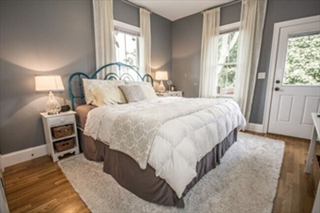 Building Photo - Versatile Top Floor 2 Bd 1 Bath With Offic...