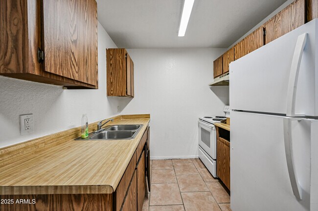 Building Photo - 725 E Vogel Ave
