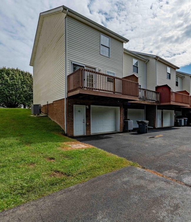 Building Photo - Now Available | 2 Bedroom 2.5 Bath | Bristol, TN