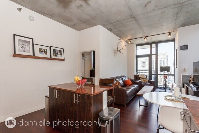 Building Photo - 245 W Van Buren St