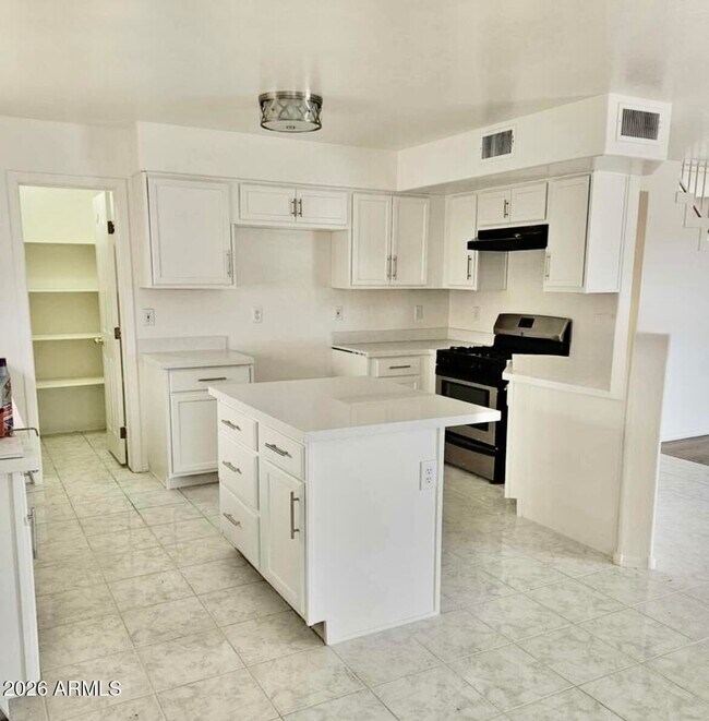 Building Photo - 2040 E Behrend Dr