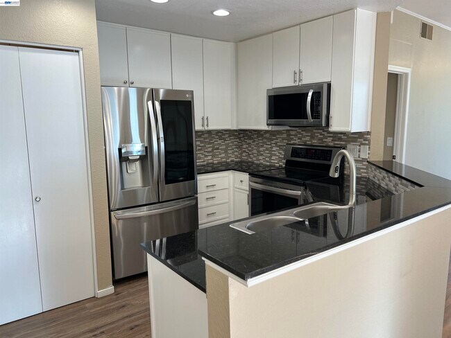 Building Photo - 3089 Lakemont Dr