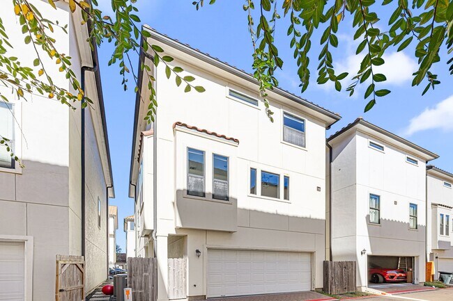 Building Photo - 7227 Laguna Villas