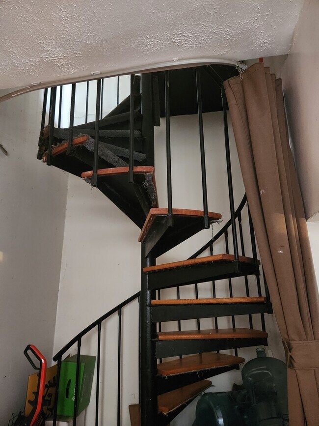 spiral staircase - 1030 N Hayworth Ave