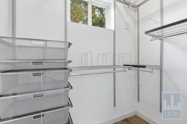 Building Photo - 1520 Parker Ln