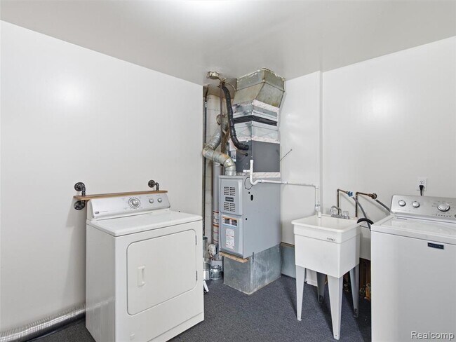 Building Photo - 1221 E Granet Ave
