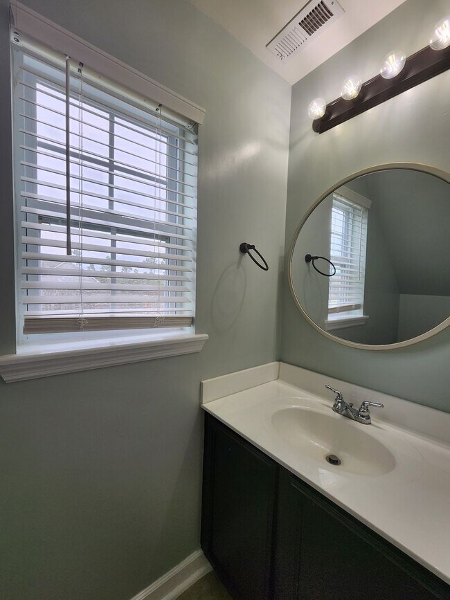 Building Photo - 208 Lockwood Ct