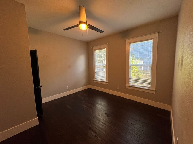 Building Photo - Renovated 1915 Craftsman Cottage Near Southtown & King William