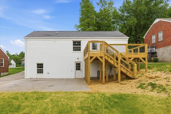 Building Photo - 221 Clearview Dr