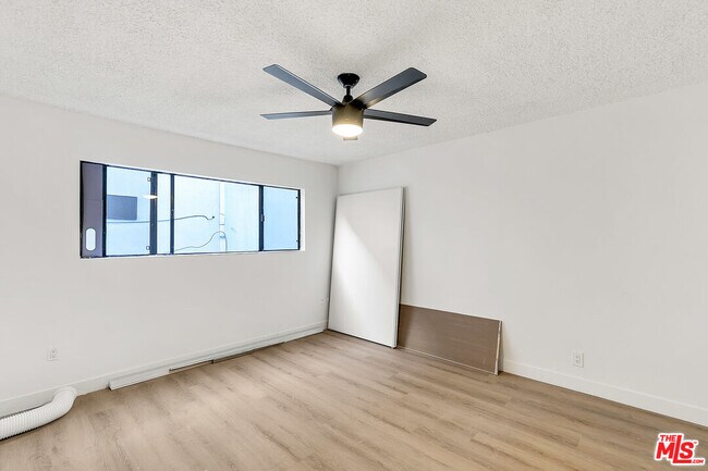 Building Photo - 4711 Beverly Blvd