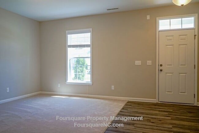 Building Photo - Modern 3-Story Townhome with Entry-Level Bonus Room, Back Deck & Garage , Community Pool in North...