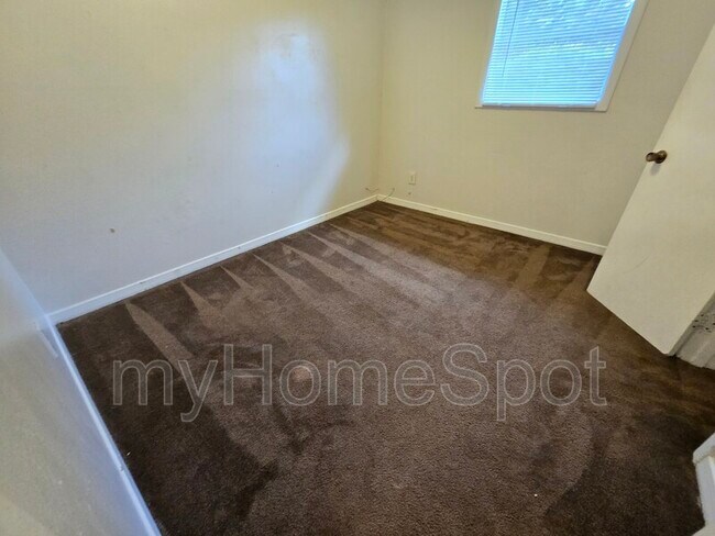 Building Photo - 916 Twinbrook Ave