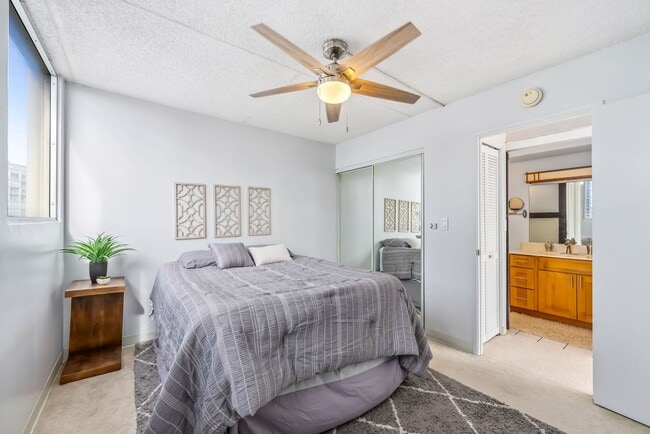 Building Photo - Punahou Pulelehua 2 Bedroom 1 Bathroom 1 Parking 7th Floor Condominium