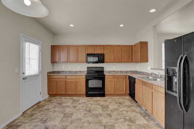 Building Photo - Spacious 3-Bed End-Unit Townhome with Mountain Views Near Ft. Carson