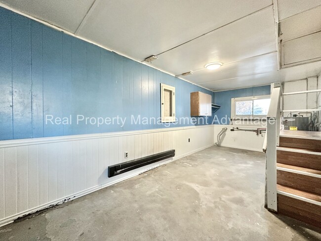 Building Photo - No Deposit Required! Charming 3-Bedroom Ra...