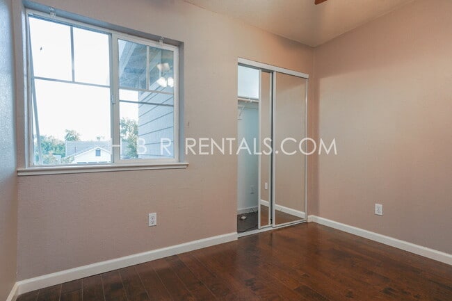 Building Photo - Bright Craftsman-Style 4 Bedroom Home in Q...