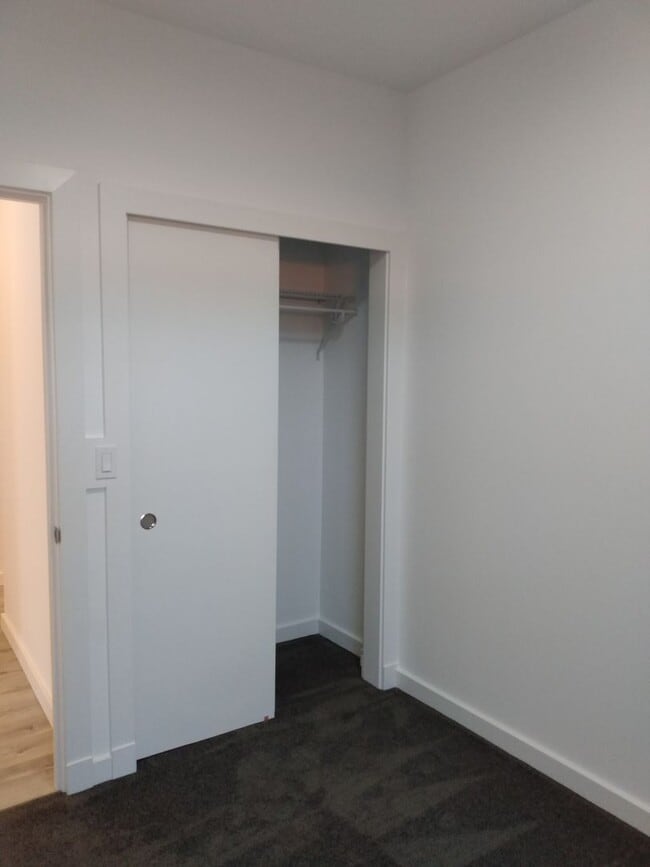 Building Photo - 3 BD/2 BA -Two-Level Townhome, 1bdrm lower level w/ private bath/walk in closet. Lots to Offer, M...