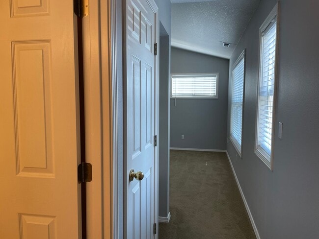 Building Photo - Beautiful and Well Maintained 2 Bed and 2....