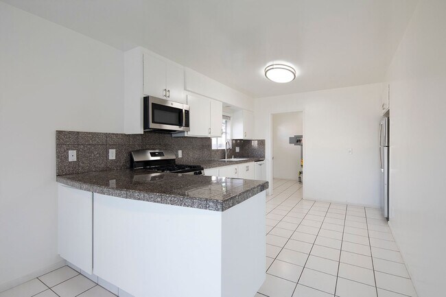 Building Photo - *OPEN HOUSE: 8/29 10AM-12PM*  3 BR House w...