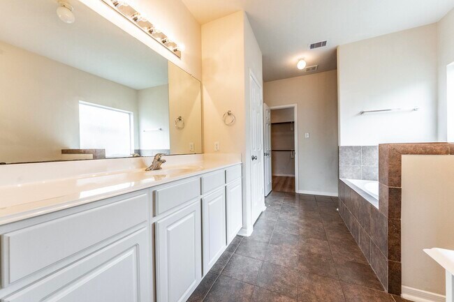 Building Photo - 913 Boxelder Pointe
