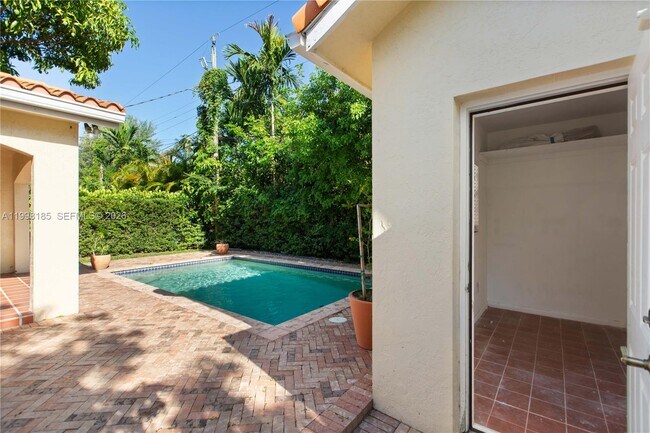 Building Photo - 1428 Medina Ave