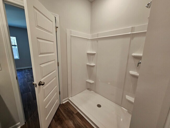 Building Photo - 5 Bedroom/ 2.5 Bath in Waterfall Village