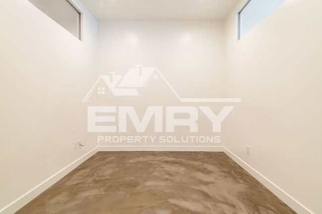 Building Photo - Prime Commercial Office Space Available Beverly Blvd Los Angeles