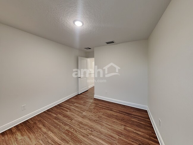 Building Photo - 1049 Sky Lakes Drive