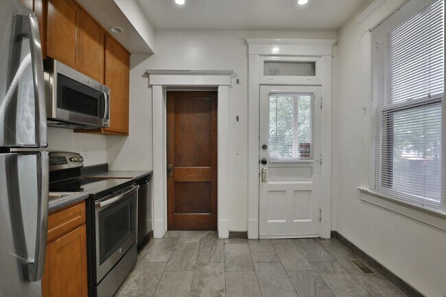 Building Photo - 1611 Summit St