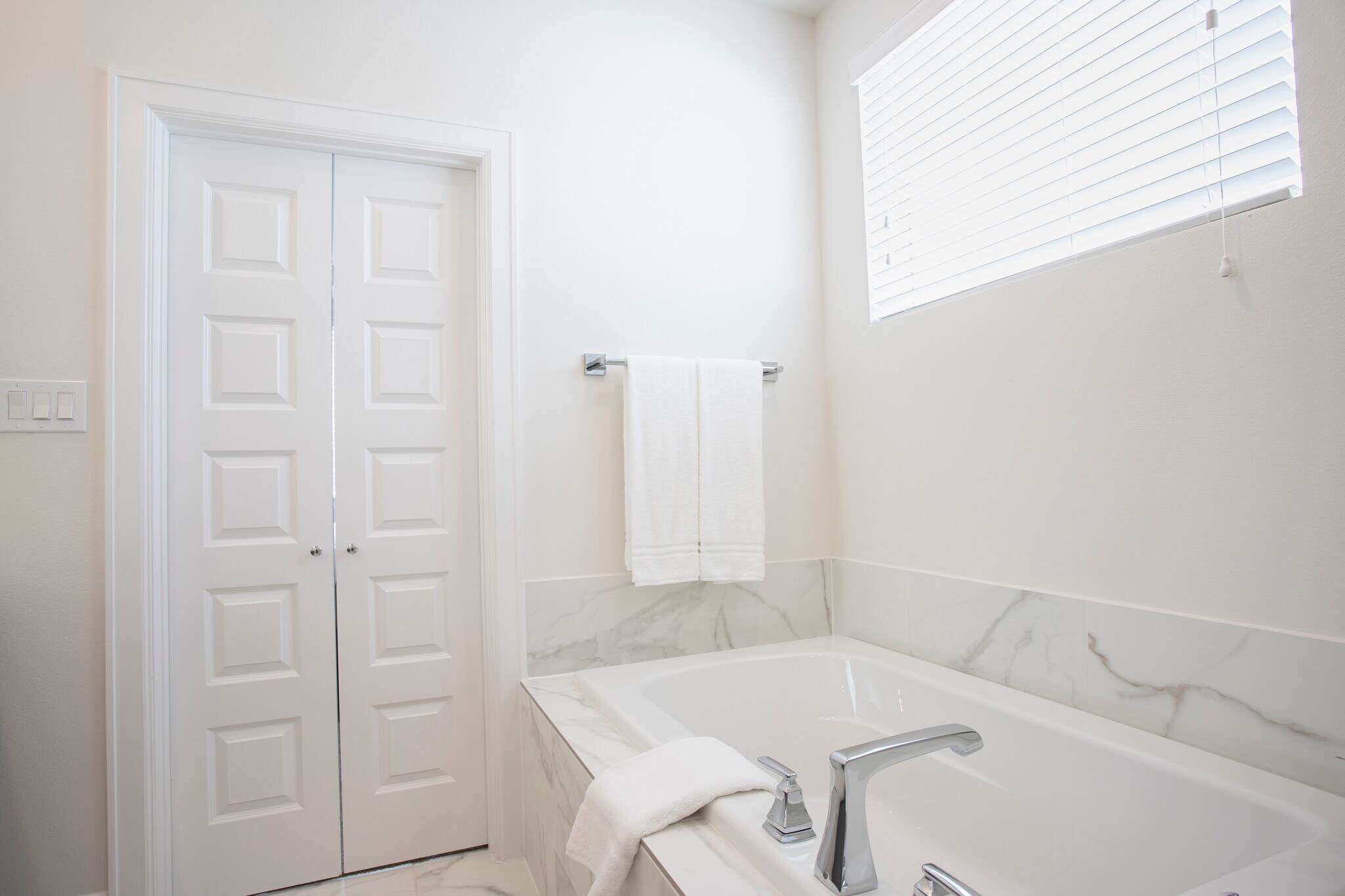 A walk in closet is also in the en suite bathroom. - 2713 Eado Edge Ct