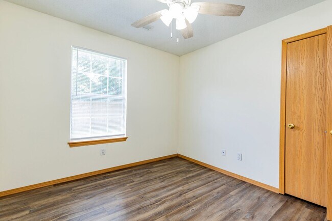 Building Photo - 1502 Cresent St