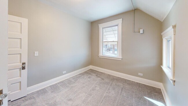 Building Photo - 3 Bed / 1 Bath in Cleveland!